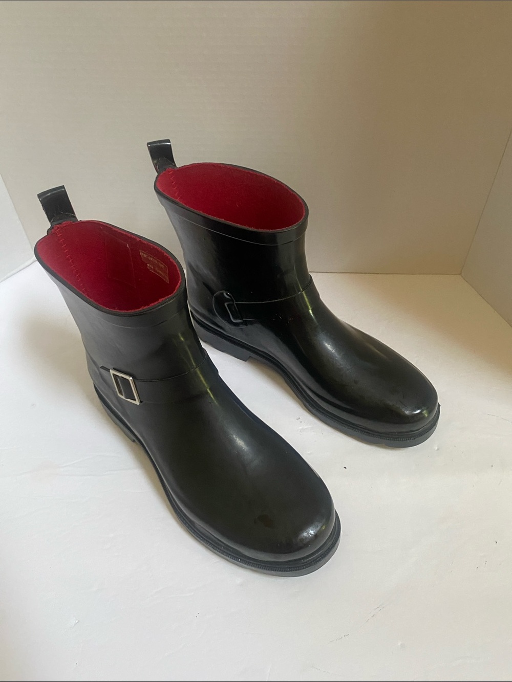 Capelli of New York Womens 9  Black Rain Ankle Boots with Red Interior